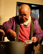 鱈のブイヤベースを賄う田川律氏